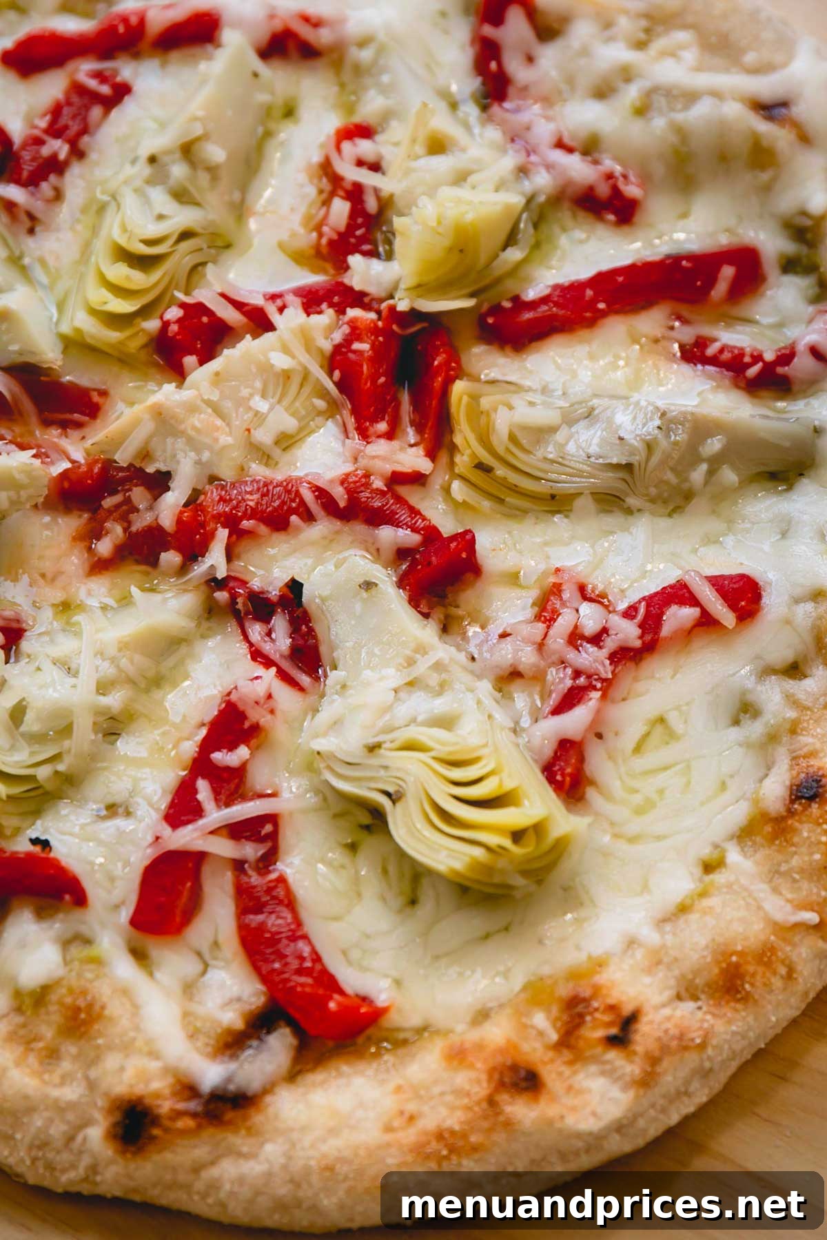 Enginarlı Izgara Pizza Sırları 3 A vibrant, perfectly cooked grilled artichoke pizza, fresh from the grill, ready to be sliced and served.