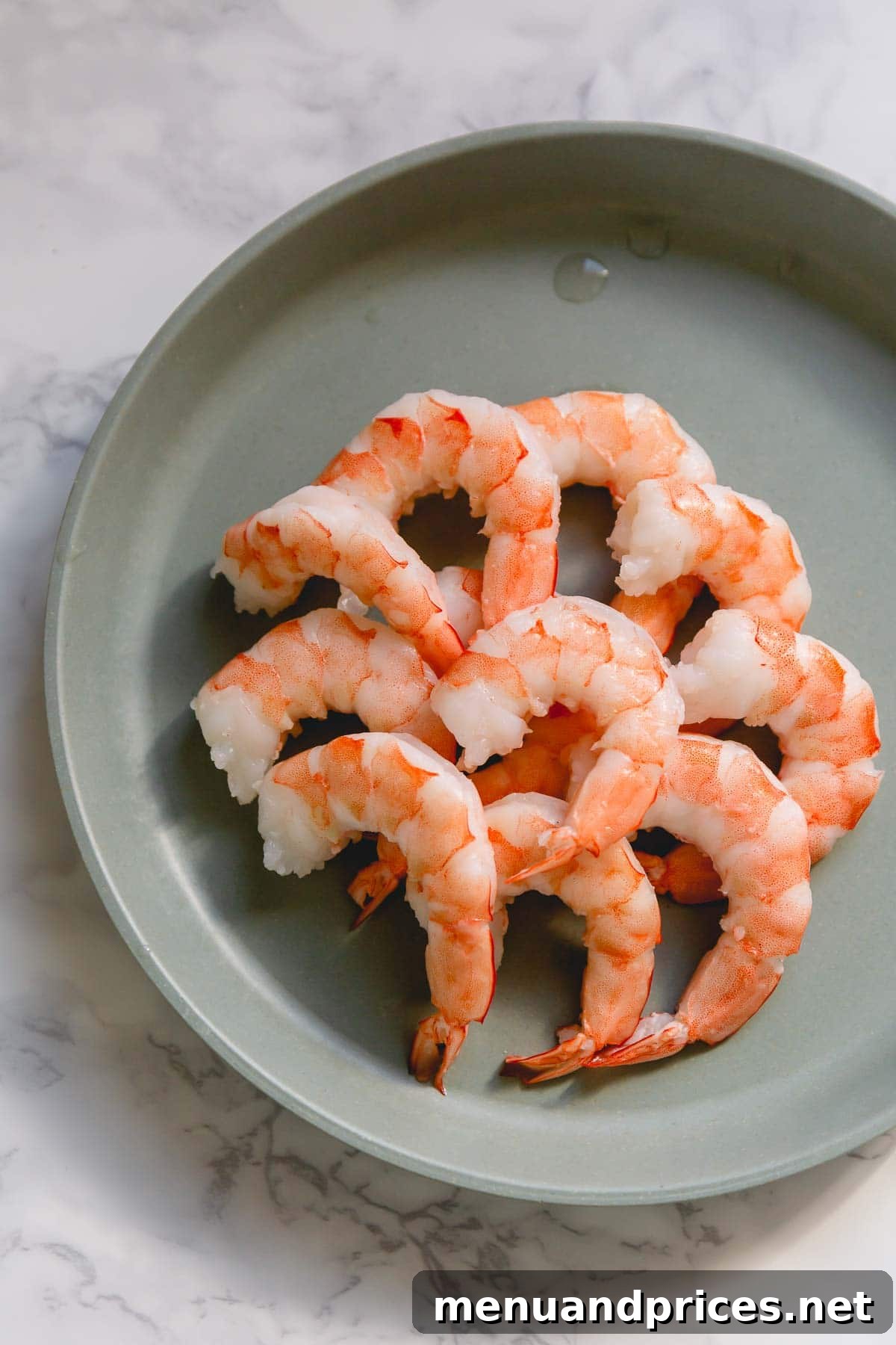 Perfectly Boiled Shrimp Every Time 3 A serving of freshly boiled shrimp arranged neatly on a plate, ready to be enjoyed.